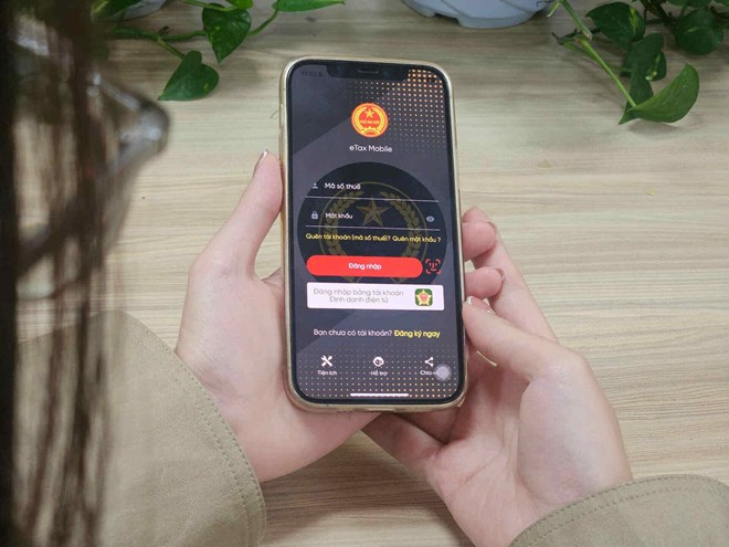 Taxpayers refer to 2 ways to refund personal income tax at home. Photo: Thanh Van