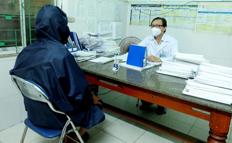 Quang Ngai省疾病管理センターの医師がHIV感染患者にカウンセリングを行っています。写真:Bao Hoa