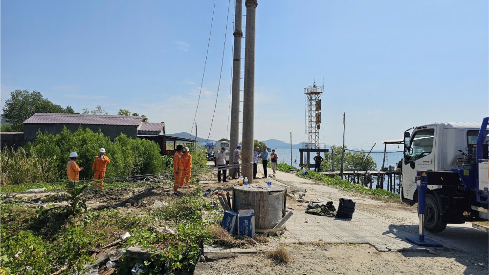 電力業界と関連部門は、フーコックで停電を引き起こした地下ケーブルの問題の解決を急いでいる。写真: ナム・フォン