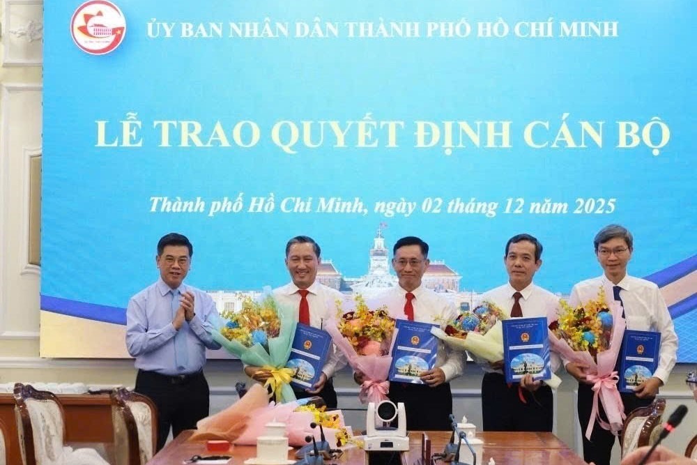 호치민시 인민위원회 부위원장 Nguyen Van Dung이 개발 투자 기금 지도자들에게 결정서를 수여하고 있습니다. 사진: Ha Trang