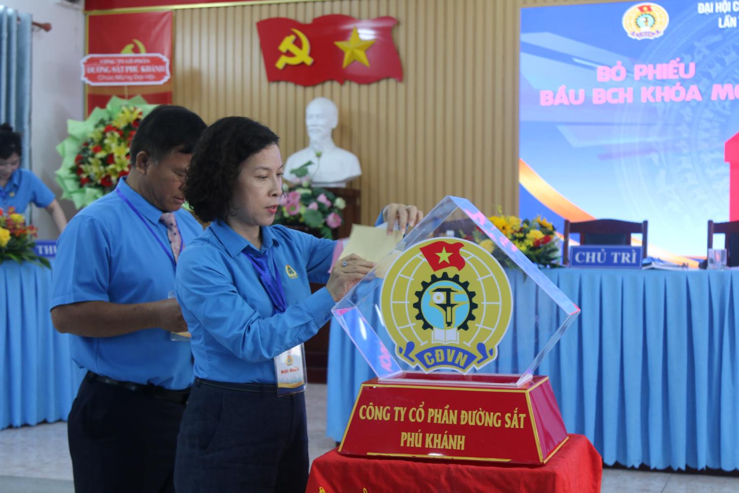 フーカン鉄道株式会社の労働組合は、2025年から2030年までの第18回労働組合会議を開催しました。写真: フォン・リン