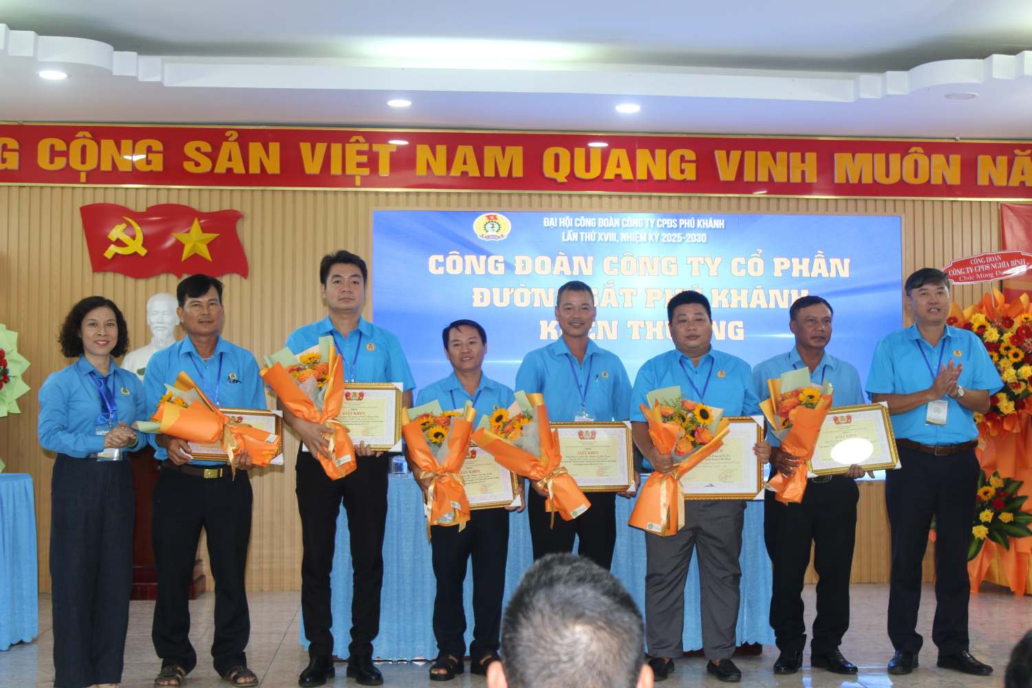 Cong doan Cong ty Duong sat Phu Khanh khen thuong 6 tap the, 20 ca nhan xuat sac trong hoat dong Cong doan nhiem ky 2023-2025. Anh: Phuong Linh