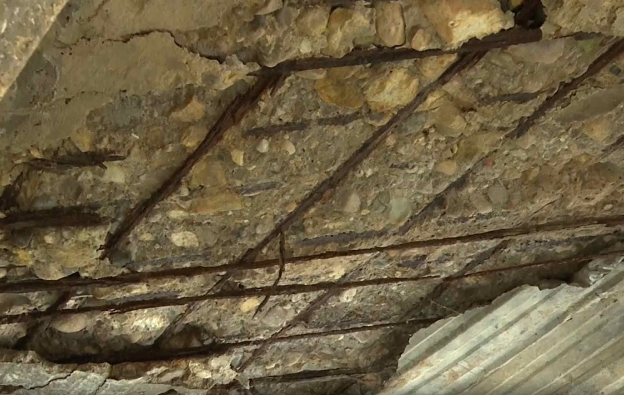 Lop betong ben duoi cau dan sinh Luu Nghia bi roi rung. Anh: Han Nguyen