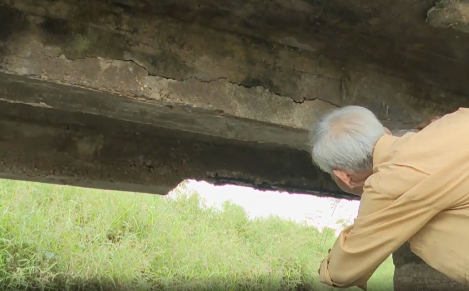 El puente es debil con muchos elementos deteriorados y dañados que no garantizan la seguridad cuando circulan vehiculos de gran tonelaje. Foto: Han Nguyen