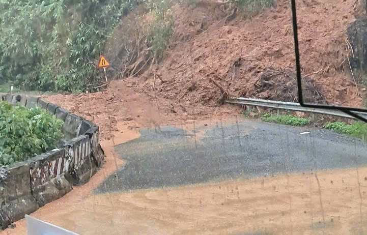 Image of people fleeing after seeing the landslide on Song Pha Pass. Photo: Duc Thao