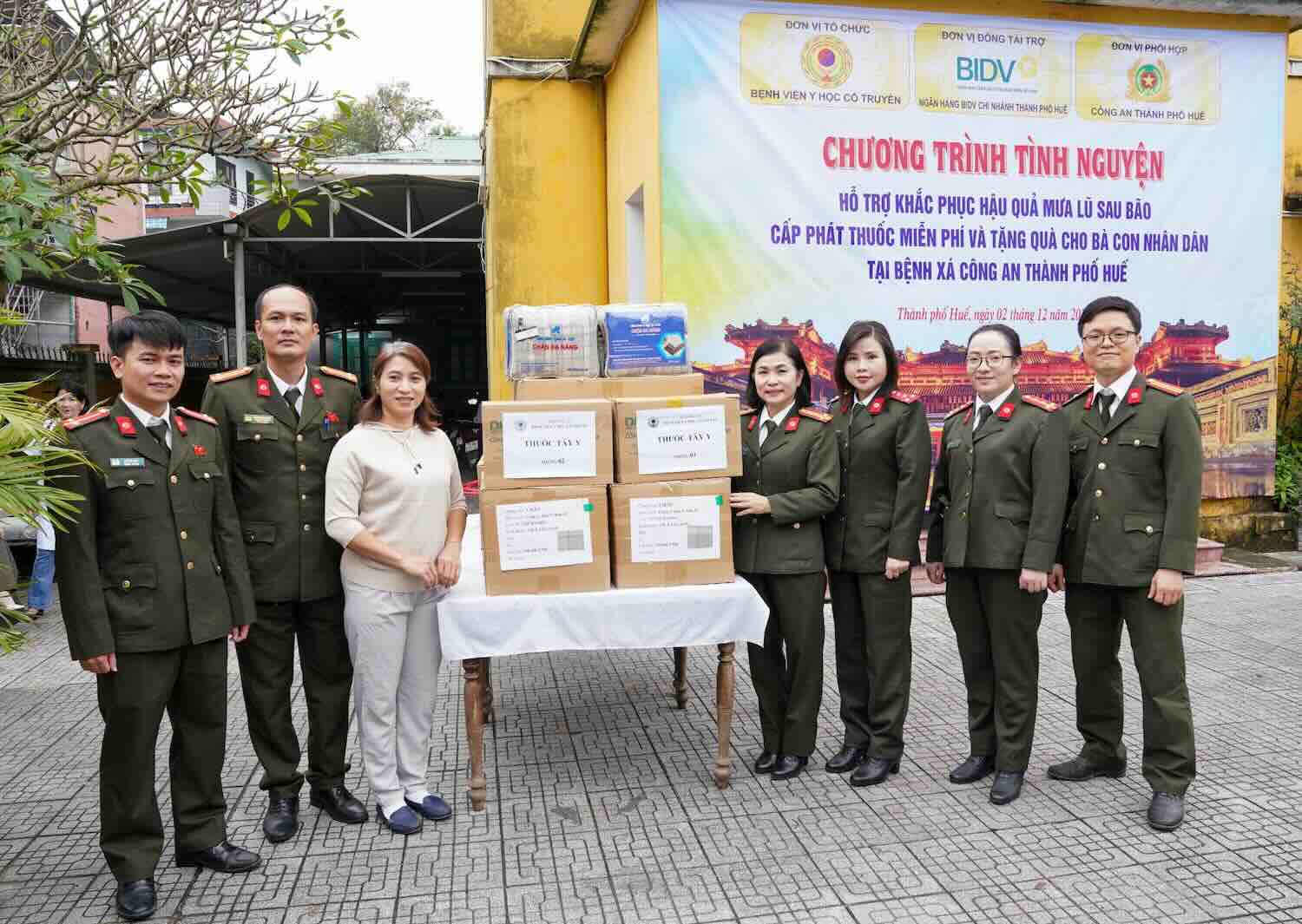 Traditional Medicine Hospital - Ministry of Public Security supports Hue people in overcoming the consequences of floods. Photo: H. Nhung.