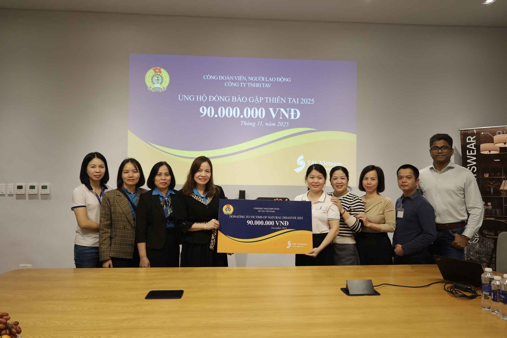 Hung Yenでの寄付活動は、洪水被災地の同胞が早期に生活を安定させるのに貢献しています。写真: Hung Yen 労働組合