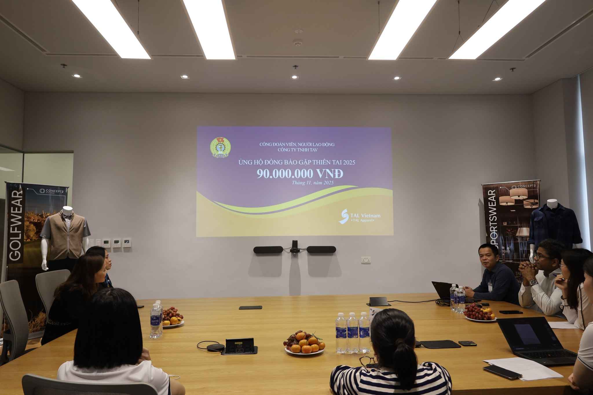 Nguoi lao dong Hung Yen chung tay huong ve dong bao bi thiet hai do mua lu. Anh: Cong doan Hung Yen