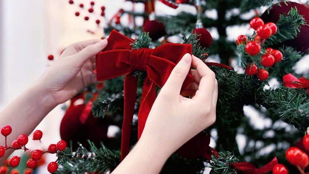 독특한 액세서리로 크리스마스 트리를 장식하면 인상적인 크리스마스를 연출할 수 있습니다. 사진: 흐엉 리