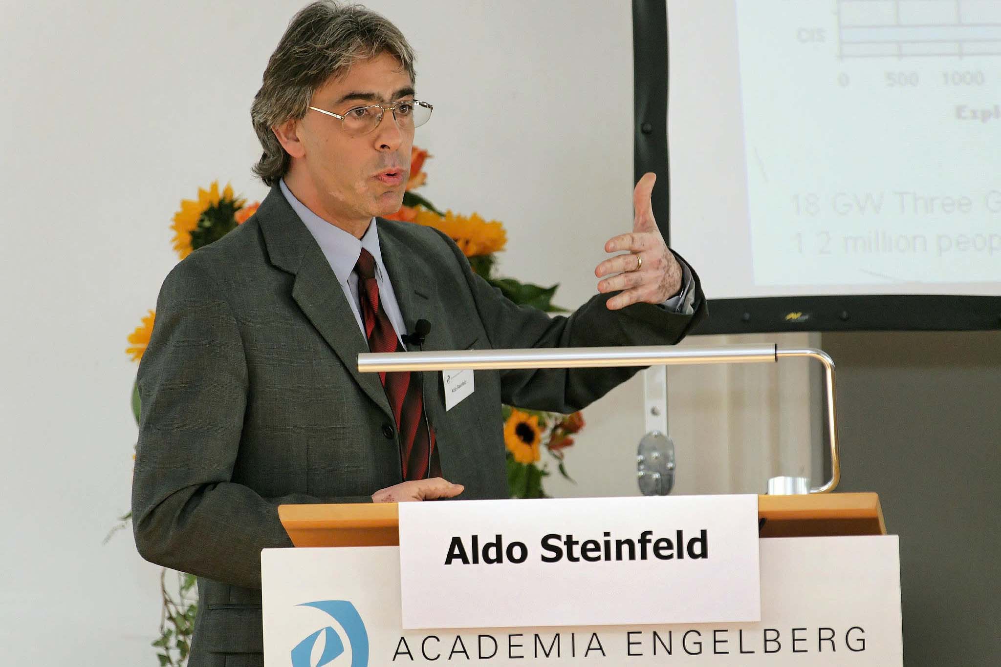 GS Aldo Steinfeld tu Vien Cong nghe Lien bang Thuy Si (ETH Zurich), Chu nhan Giai Thanh tuu tron doi SolarPACES cua Co quan Nang luong Quoc te 2024. Anh: Academia Engelberg