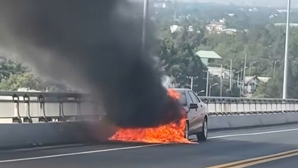 Rach Mieu 다리에서 격렬하게 불타는 메르세데스 벤츠 자동차. 사진: H.Thuong