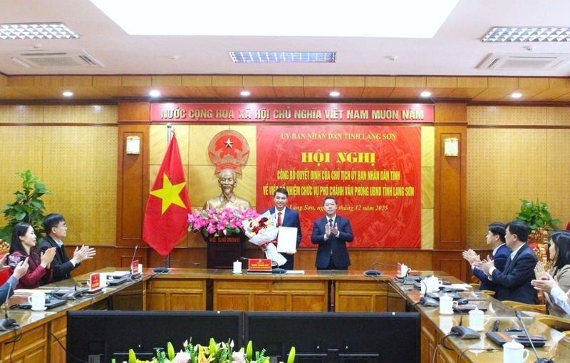 Mr. Doan Thanh Son, Vice Chairman of Lang Son Provincial People's Committee, presented the appointment decision to the Deputy Chief of the Provincial People's Committee Office. Photo: Hoang Nhu