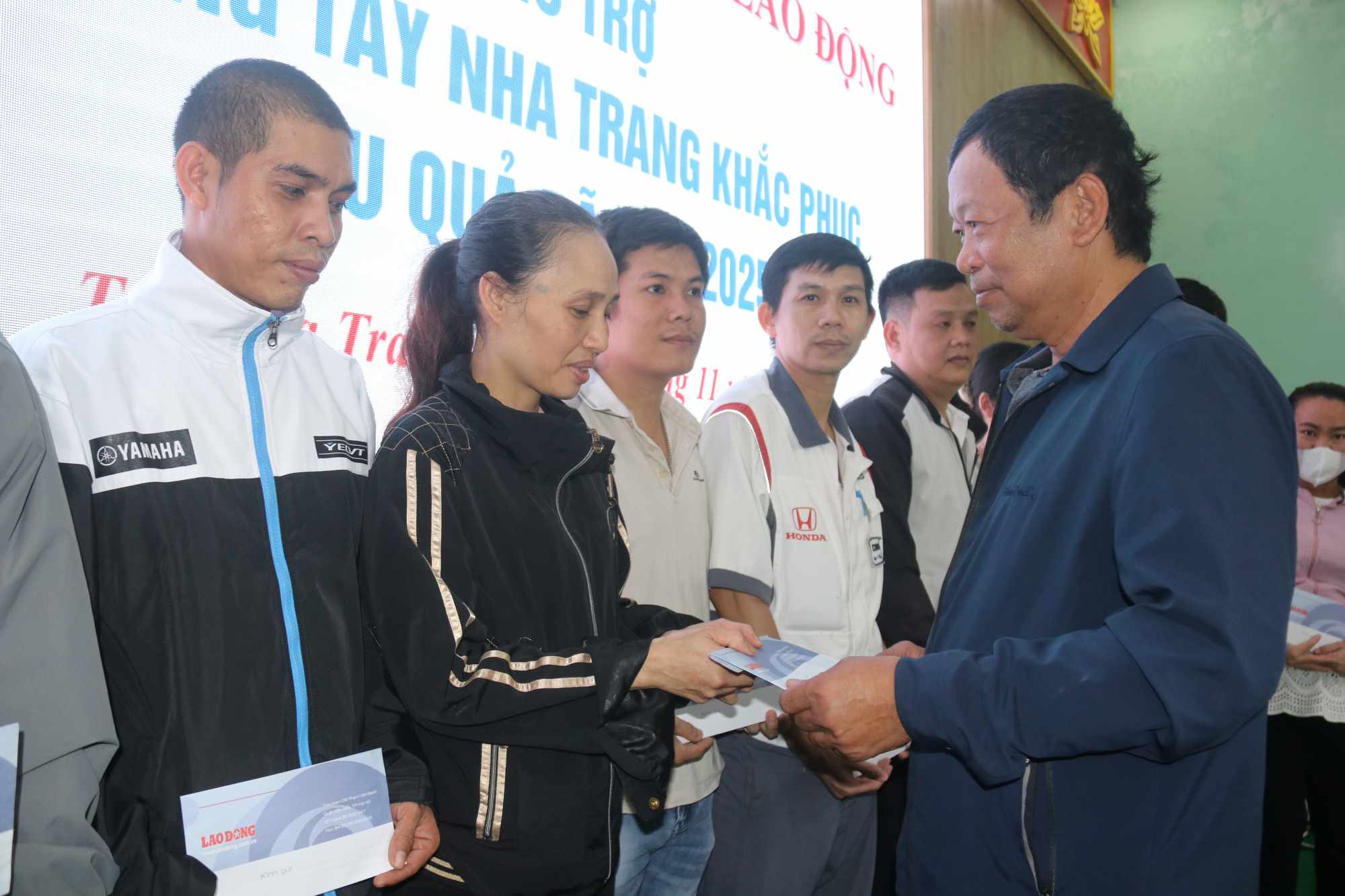 황금 마음 사회복지기금은 떠이냐짱(Tay Nha Trang) 동의 홍수로 심각한 피해를 입은 조합원들의 하숙을 지원합니다. 사진: 프엉린(Phuong Linh)