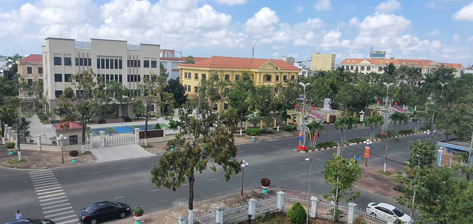 A corner of Bac Lieu ward, Ca Mau where there are many surplus real estate headquarters after the arrangement. Photo: Nhat Ho