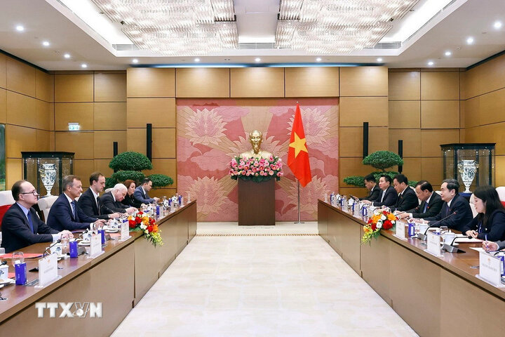 Politburo member and National Assembly Chairman Tran Thanh Man received First Vice Chairman of the Federation Council of the Russian Federation, Chairman of the Cooperation Group with Vietnam of the Federation Council A. V. Yatskin. Photo: VNA