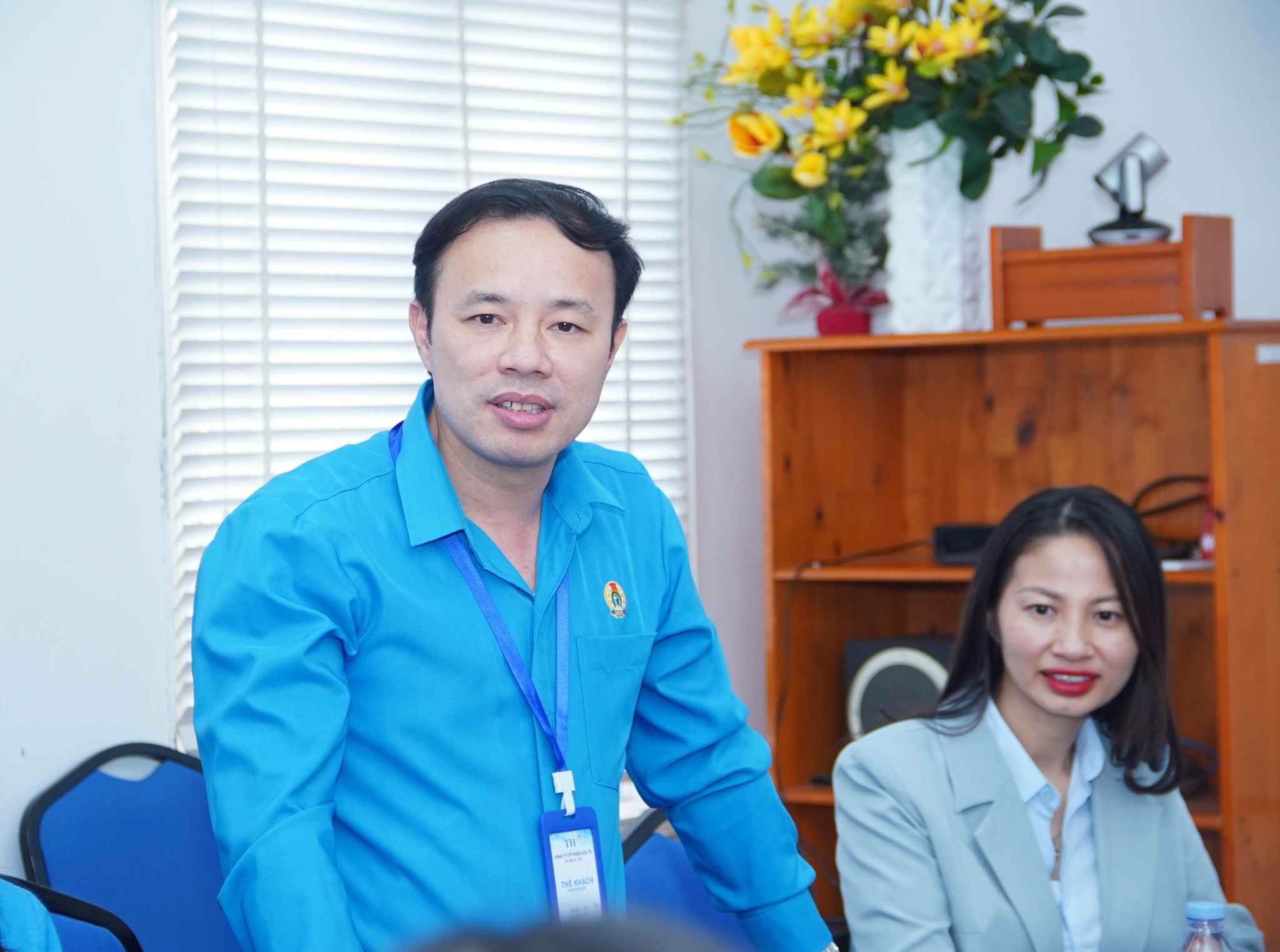 Ong Cao Nguyen Hung - Pho Chu tich LDLD tinh Nghe An chia se voi nhung kho khan, mat mat cua nguoi lao dong. Anh: Duy Chuong 