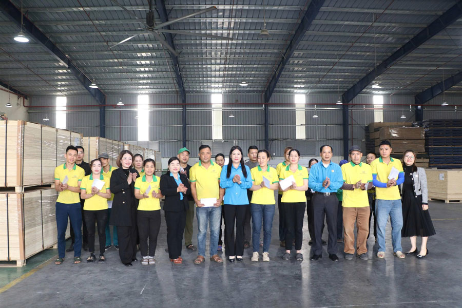 Lao Cai省労働組合連合の代表団がBenchmark Industries有限会社の労働者に贈り物を贈呈。写真:Manh Hung