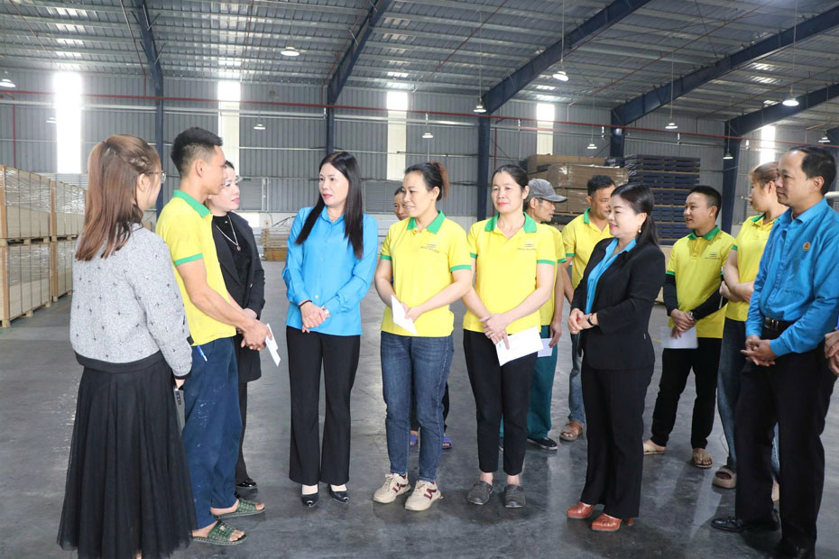 Ba Nguyen Thi Bich Nhiem - Chu tich LDLD tinh Lao Cai tham hoi nguoi lao dong. Anh: Manh Hung  