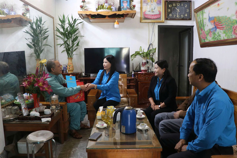 Doan cong tac tham hoi anh Nguyen Trong Lam, doan vien Cong doan co so Cong ty TNHH Hapaco Yen Son bi tai nan lao dong. Anh: Manh Hung