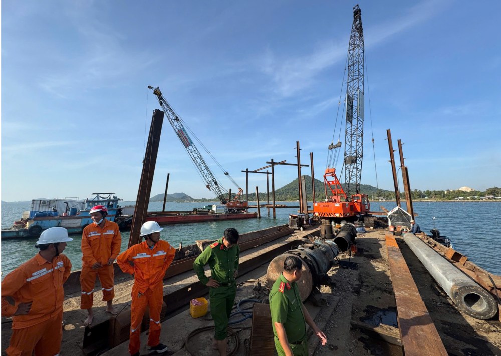 Dien luc An Giang phoi hop voi luc luong chuc nang chuan bi dung tru, xay dung duong day tam tren khong de cap dien cho Phu Quoc. Anh: Dien luc cung cap