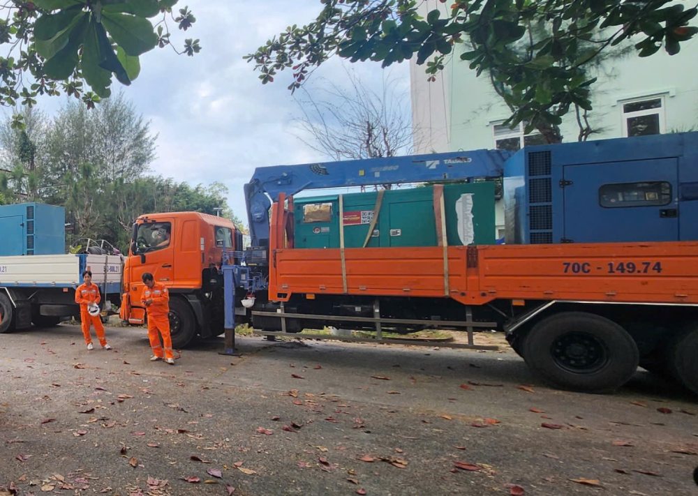 Nganh dien huy dong nhieu may phat di dong tu cac Cong ty Dien luc thanh vien van chuyen den Phu Quoc de tang nguon cap dien. Anh: Dien luc cung cap