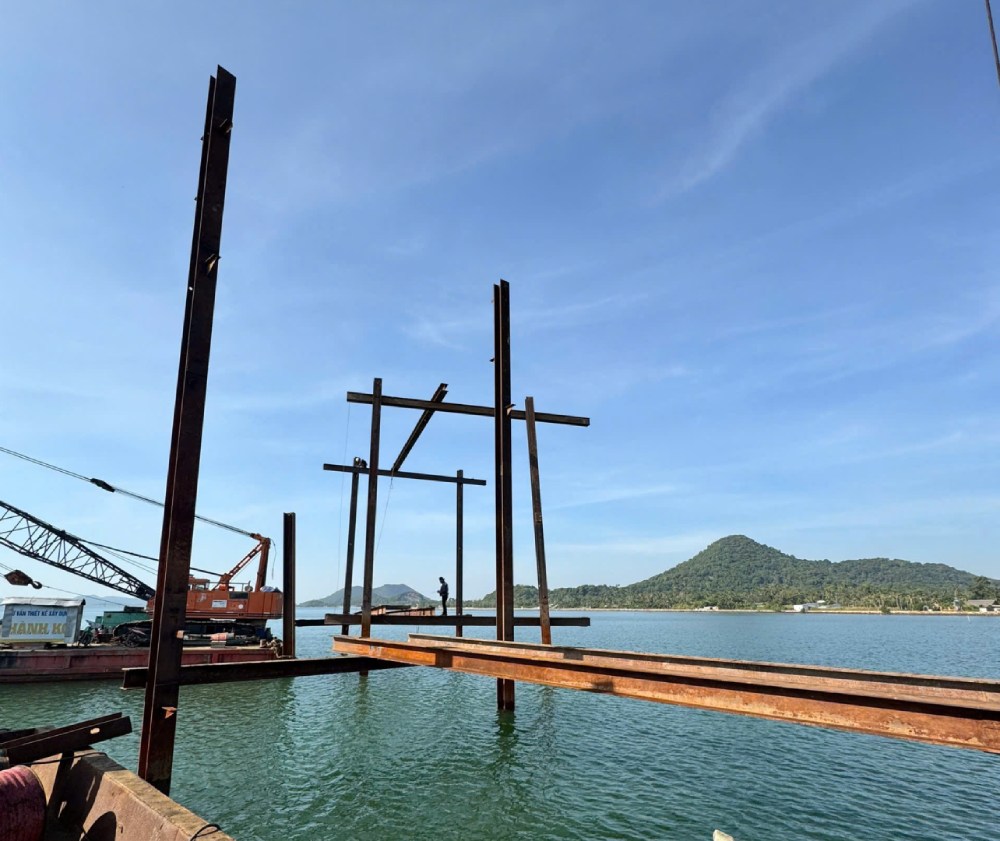 Phu Quoc省で停電を引き起こした地下ケーブル事故の後、110kV地上回線の仮設建設を急ピッチで展開します。写真:電力供給