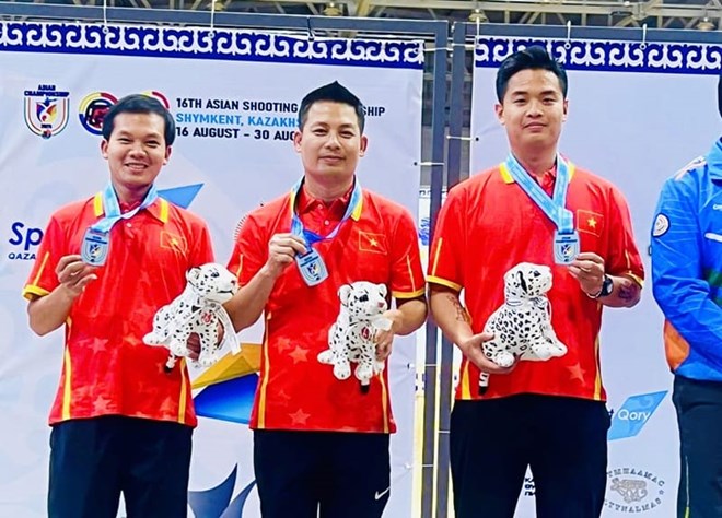 Pham Quang Huy射撃選手(右隣)は、ベトナム射撃の主要なアスリートです。写真:Hoai Viet