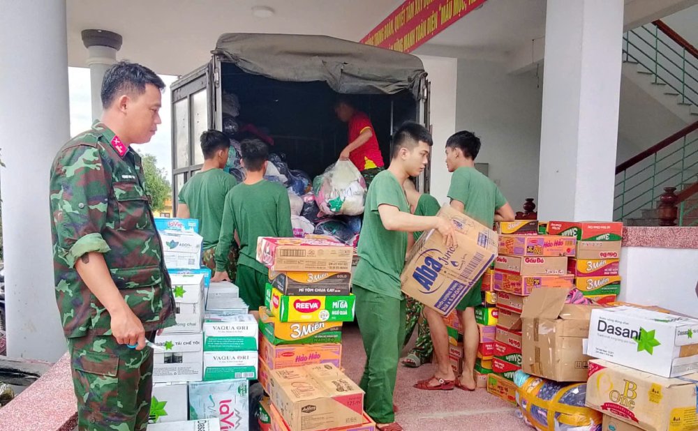 The Ministry of National Defense transported and supported 150 tons of necessities to flood-affected provinces in the Central region. Photo: Propaganda Department