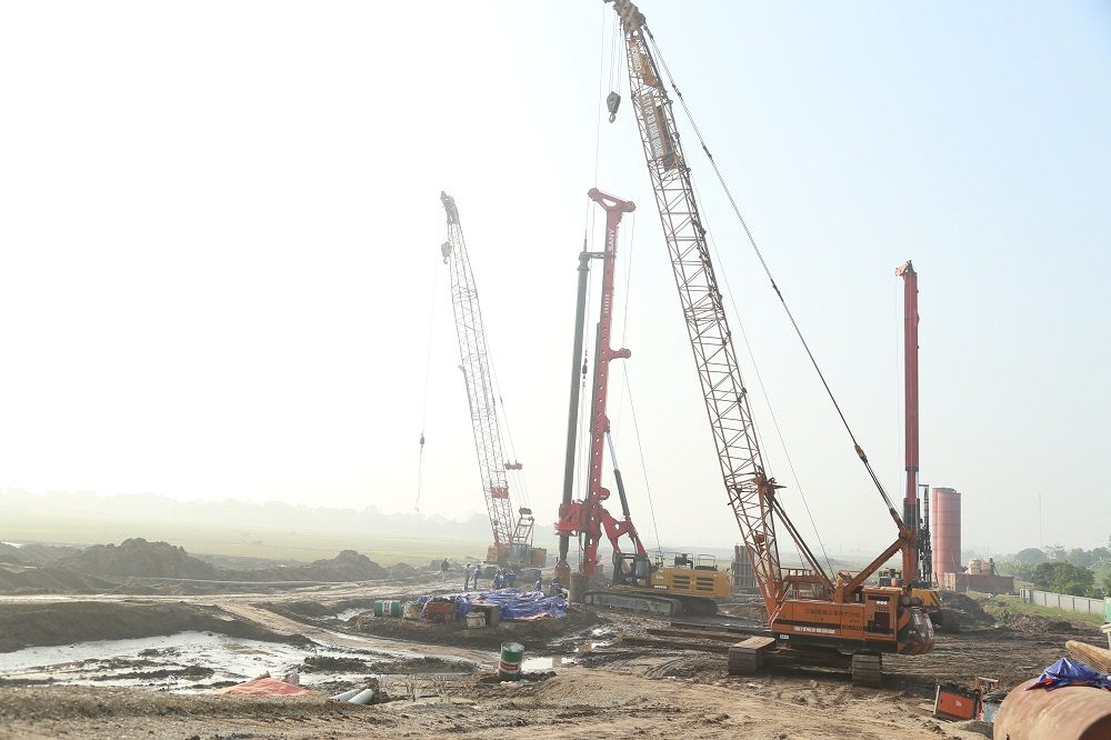 請負業者は機械と人材を動員して、タイビン区のトラリー川に橋を建設しました。写真: フンイエン省電子情報ポータル