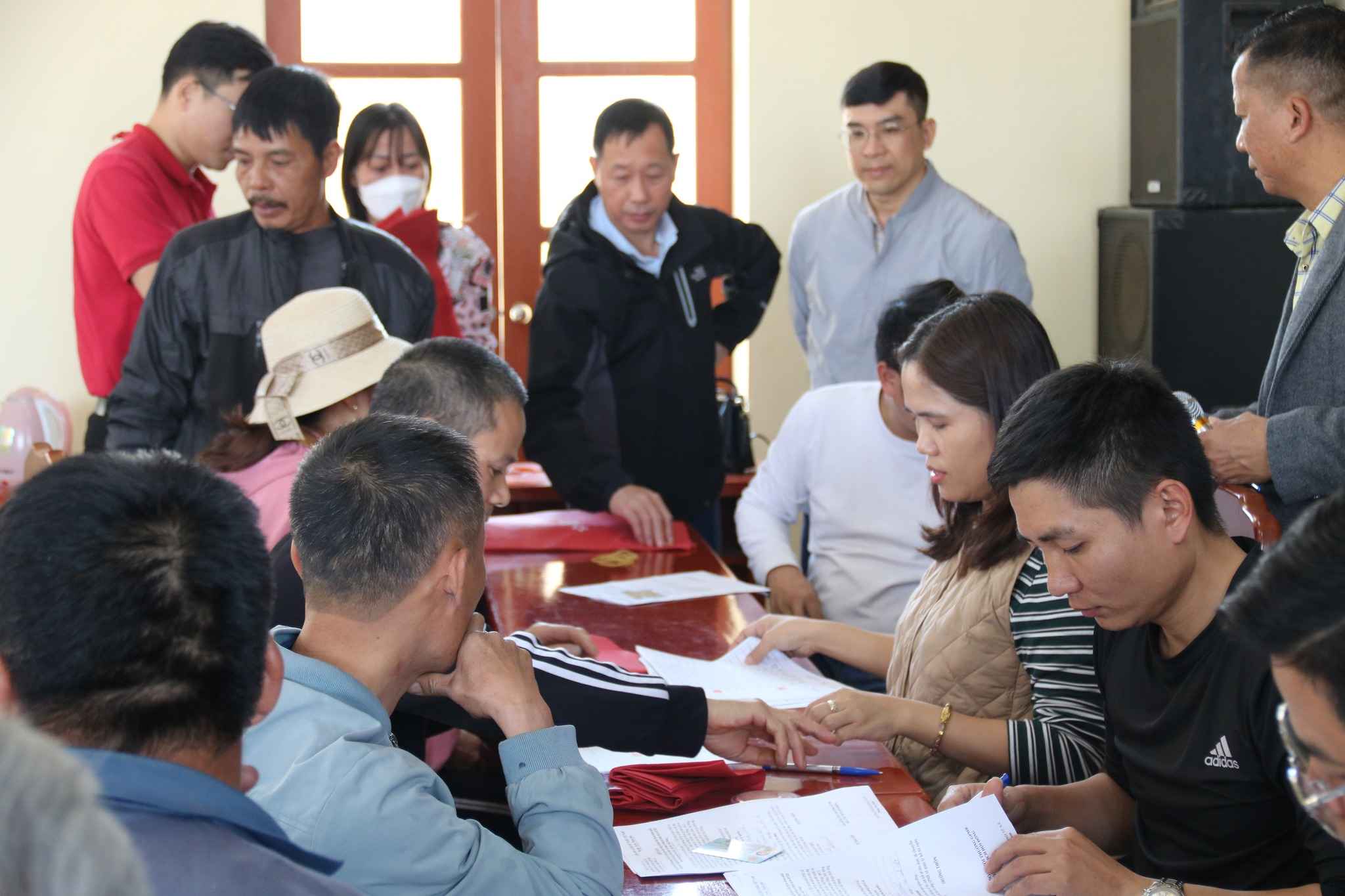 Nguoi dan thon Cham, xa Gia Loc phan khoi nhan tien boi thuong giai phong mat bang xay dung ga Hai Duong Nam. Anh: Xa Gia Loc