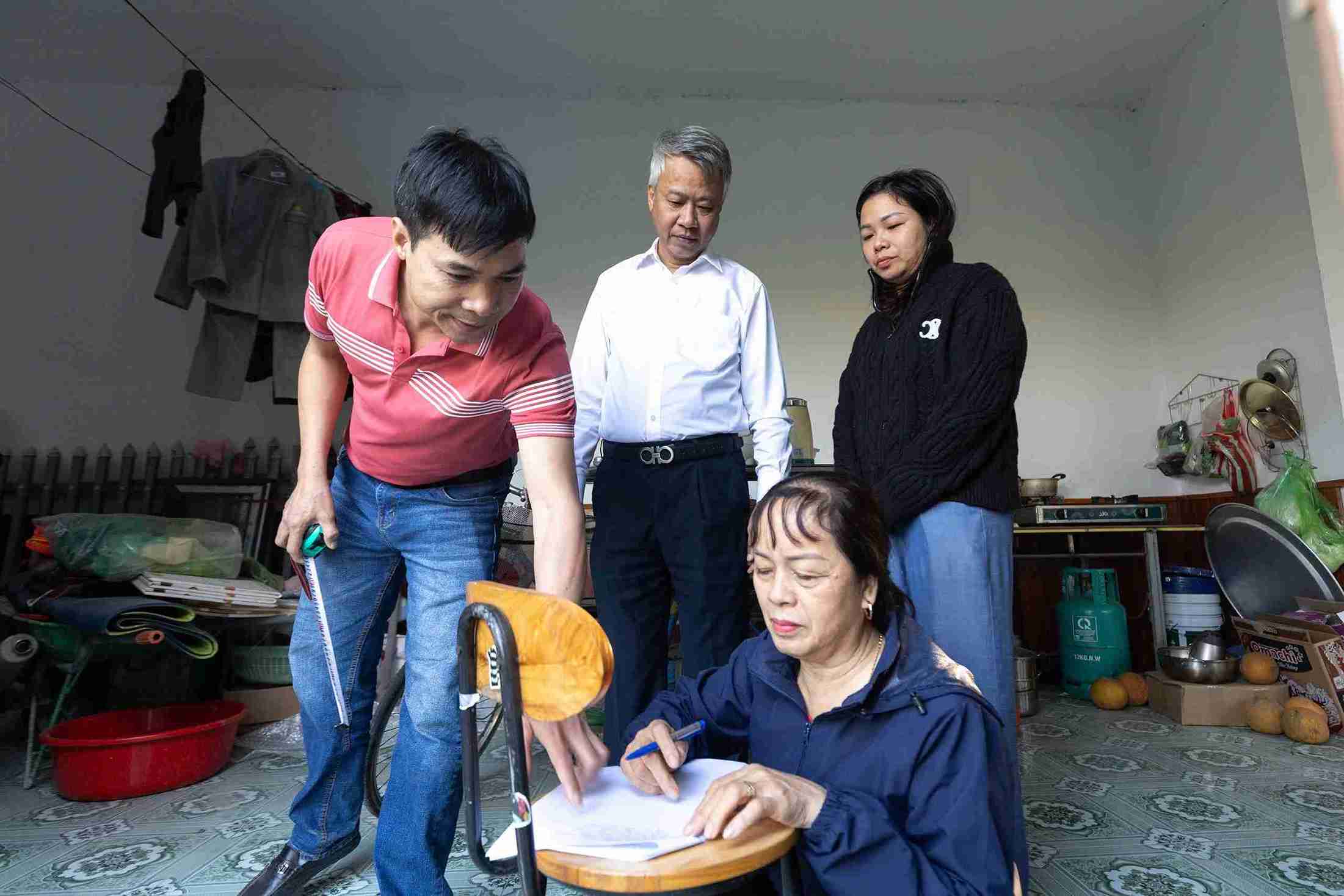 Gia dinh chi Ha Thu (ao den) duoc Bi thu Dang uy Vu Duc Hanh (ao trang) truc tiep giam sat cong tac kiem dem tai san, dam bao viec thu hoi dat minh bach. Anh: Mai Huong