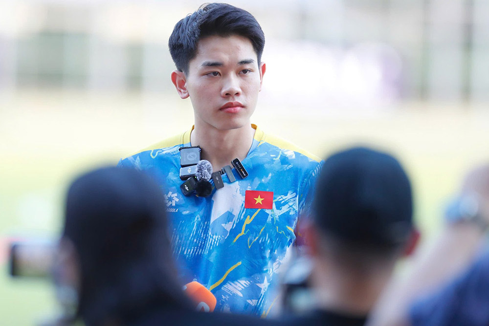 ストライカーのグエン・ディン・バクは、タイで行われたU22ベトナム代表の12月2日午後練習中にインタビューに応じた。写真：VFF