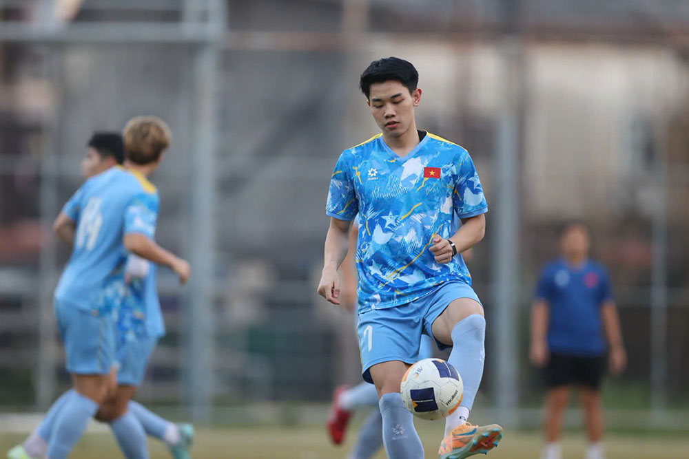 Dinh Bac than trong truoc tran gap U22 Lao. Anh: VFF