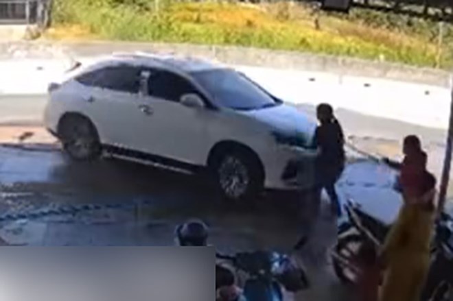 Cảnh Nguyễn Tấn Thành lái ôtô đâm vào những người phụ nữ trong sân, ghi lại từ camera an ninh tại Tây Ninh. Ảnh: Cắt từ video