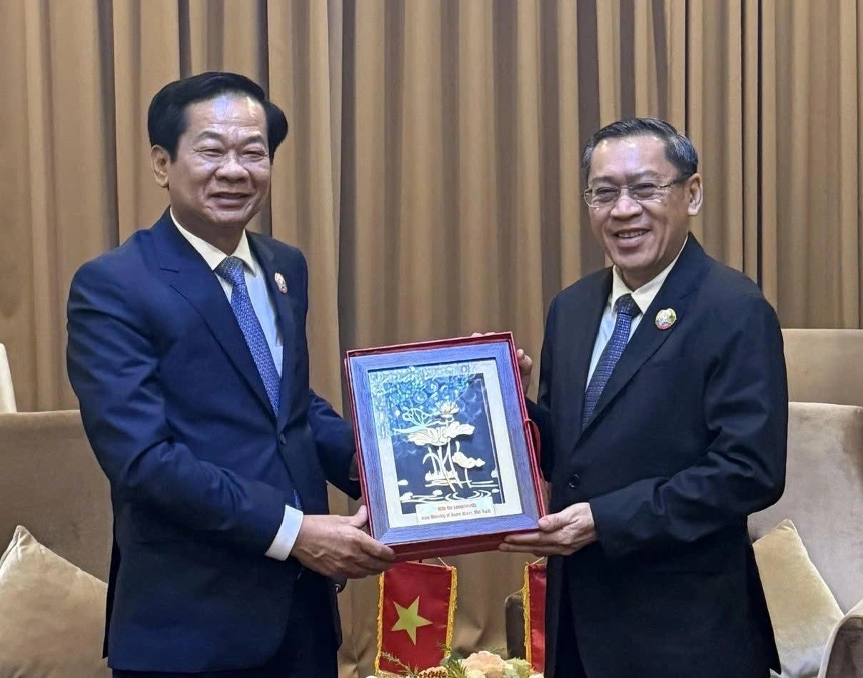 Vietnamese Minister of Home Affairs Do Thanh Binh and Lao Minister of Labor and Social Welfare Phosay Sayasone. Photo: Ministry of Home Affairs