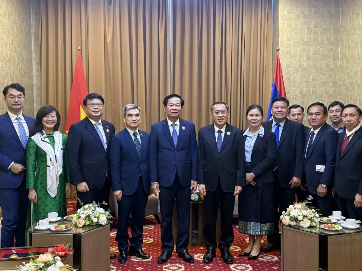 Cuoc gap song phuong giua hai Bo truong Lao dong va Phuc loi xa hoi Lao Phosay Sayasone va Bo truong Bo Noi vu Viet Nam Do Thanh Binh tai Vieng Chan, Lao. Anh: Bo Noi vu 