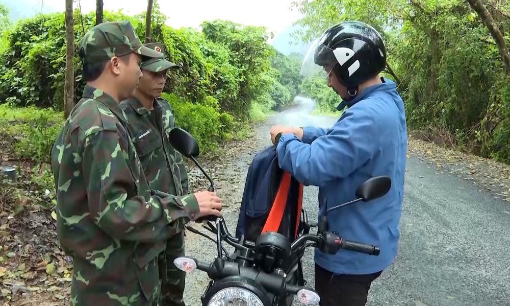 Phong Nha-Ke Bang遺産の玄関口で森を守る粘り強い足。写真:Cong Sang