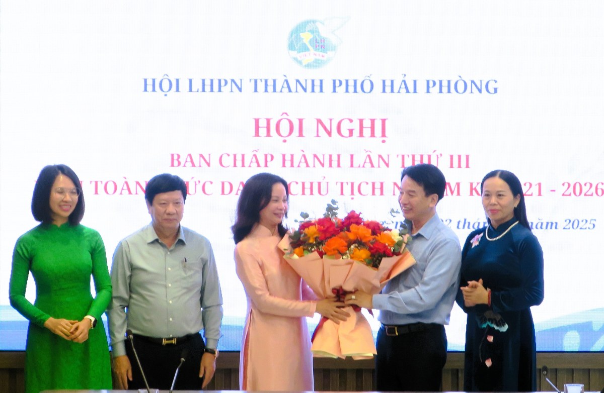 Lideres del Comite del Frente de la Patria de Vietnam de la ciudad entregan flores para felicitar a la Sra. Tran Thu Huong. Foto: Oficina de Informacion y Comunicaciones de Hai Phong