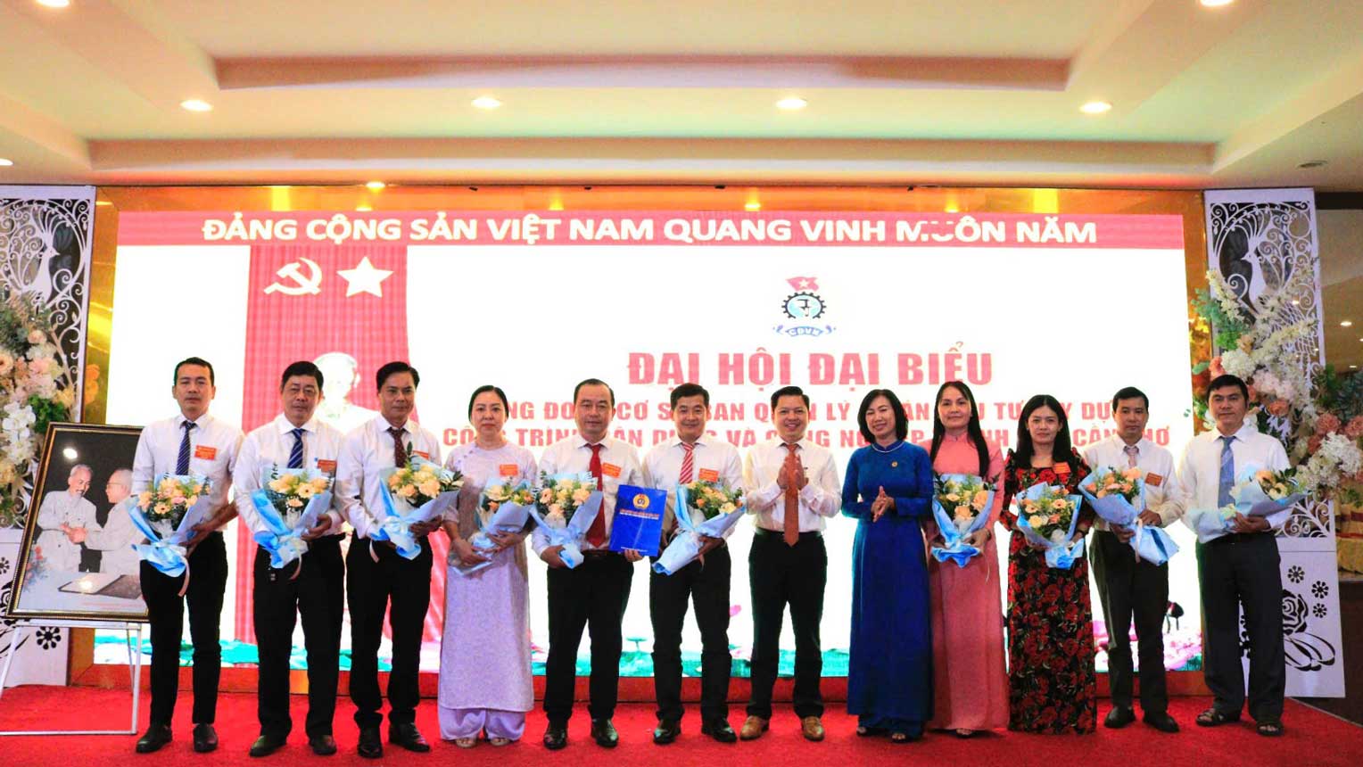 Cac dai bieu chup anh luu niem. Anh: Phuong Thao