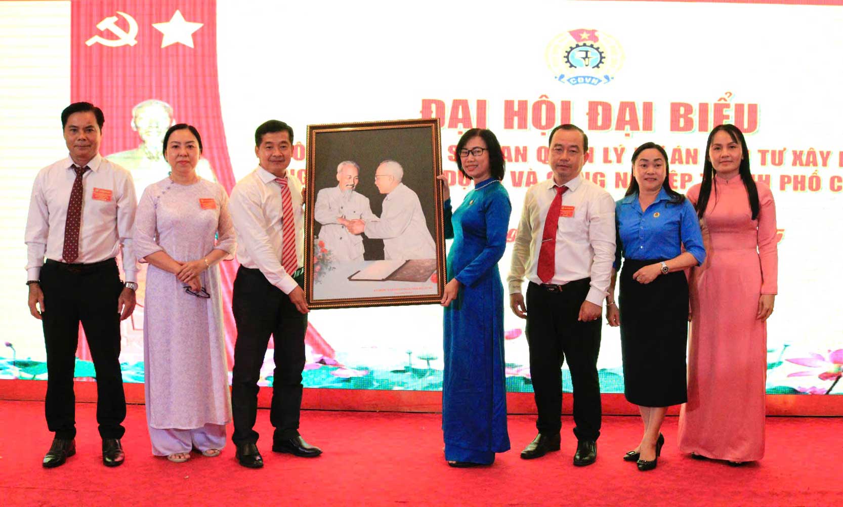 LDLD TP Can Tho tang tranh chuc mung dai hoi. Anh: Phuong Thao