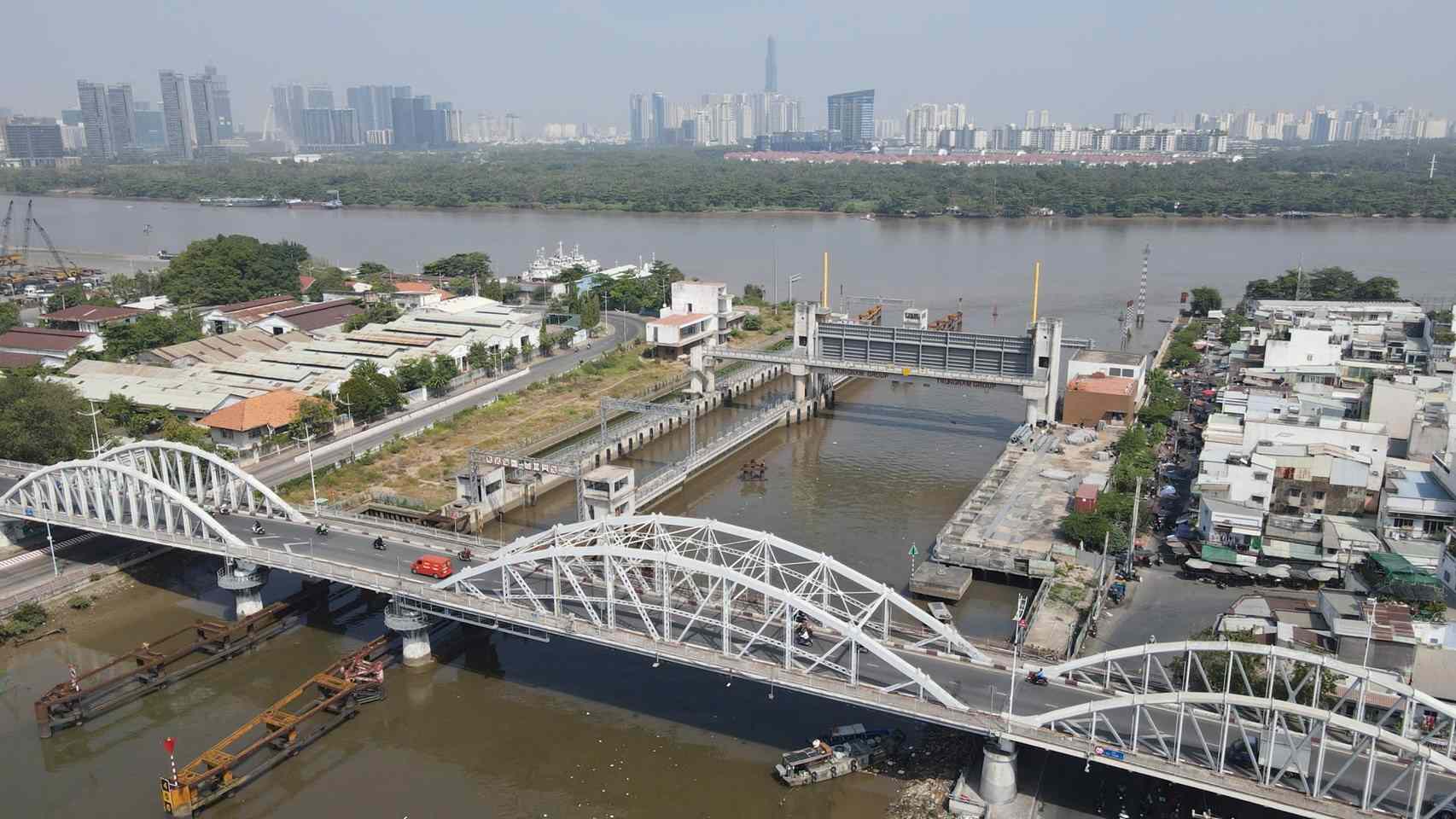 Tan Thuan 1 Bridge is 120 years old and is currently organizing one-way traffic from the South to the center of Ho Chi Minh City. Photo: Anh Tu