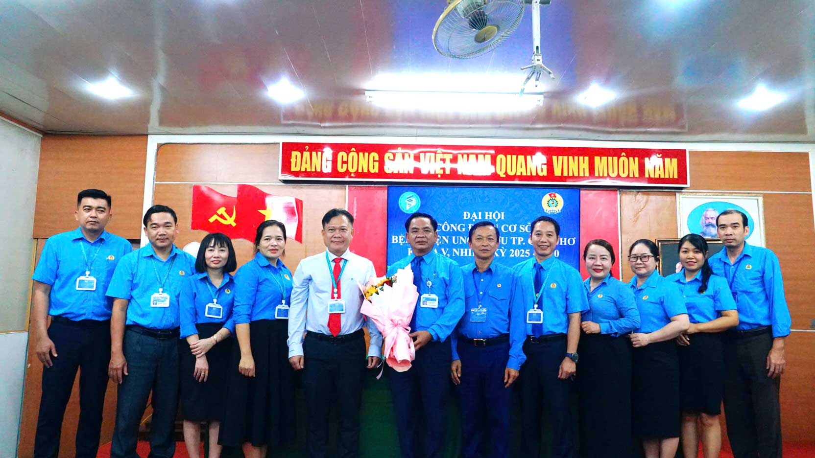 Tang hoa chuc mung BCH CDCS khoa moi. Anh: Van Nhanh