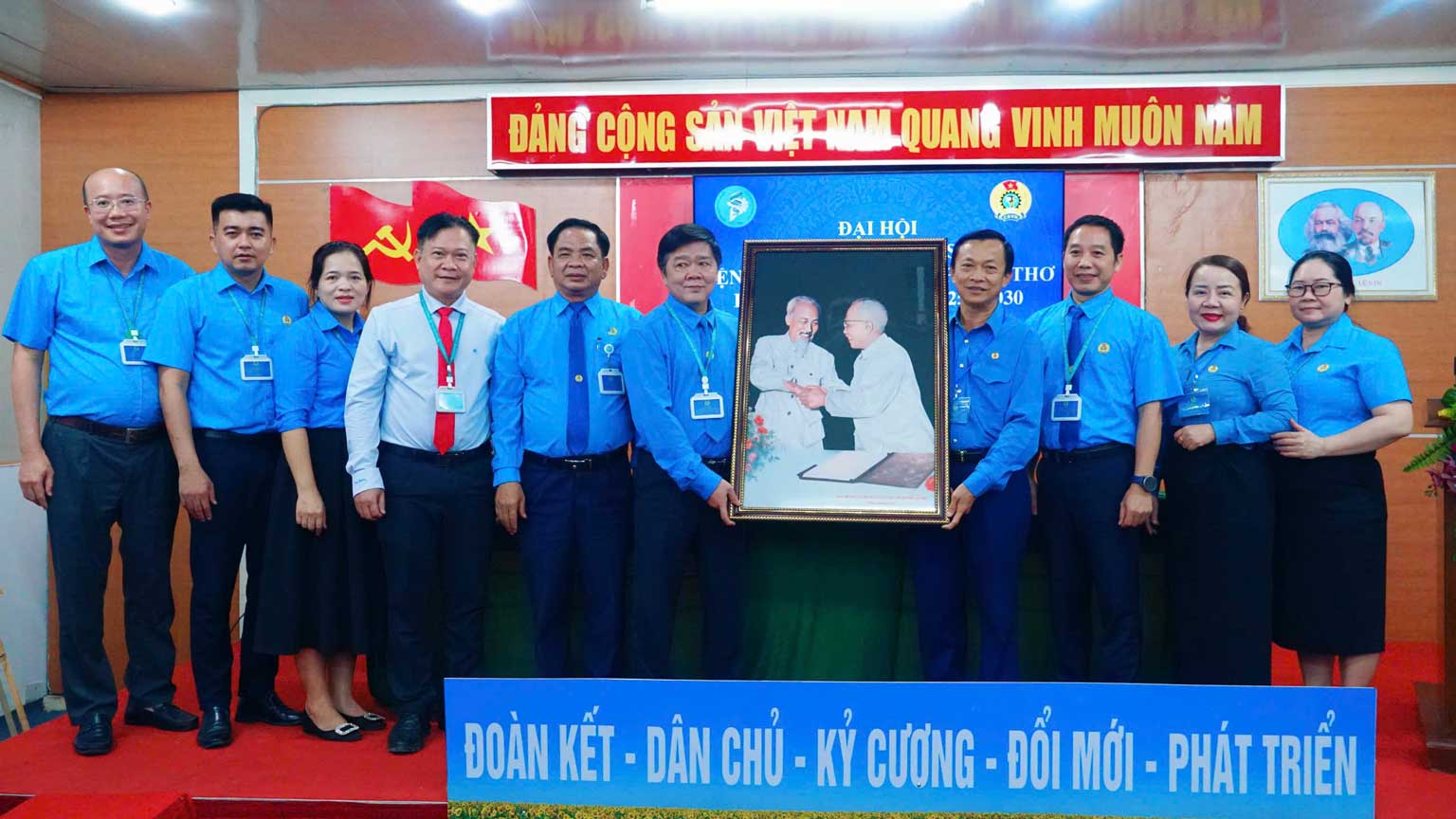 LDLD TP Can Tho tang tranh chuc mung dai hoi. Anh: Van Nhanh