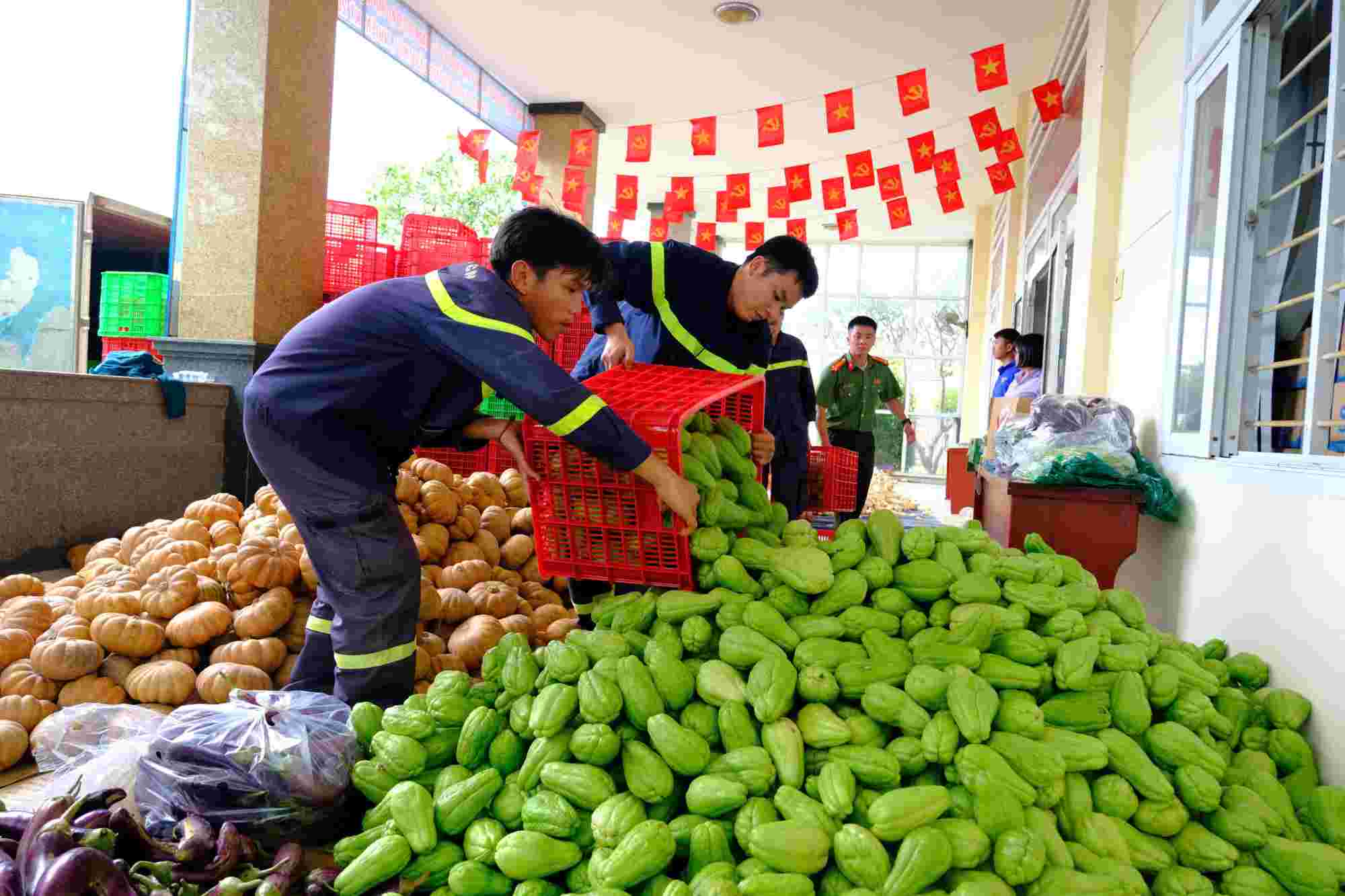Lam Dong Provincial Police have just supported nearly 34 tons of vegetables for people in Khanh Hoa province affected by storms and floods. Photo: Provided by Lam Dong Police