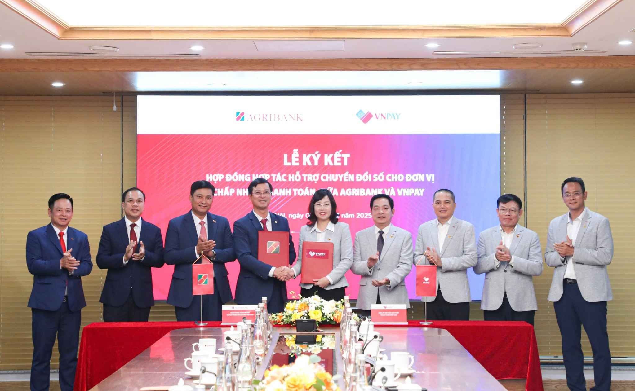 Dai dien Agribank va VNPAY ky ket hop tac trien khai goi giai phap chuyen doi so cho ho kinh doanh.