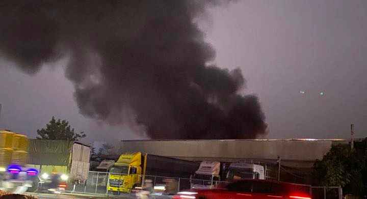 Khoi den boc cao tu nha xuong lap rap noi com dien. Anh: Nguoi dan