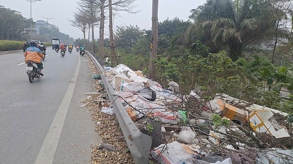Garbage flooded the slope of Hanoi Ring Road 2. Photo: Phu Temple