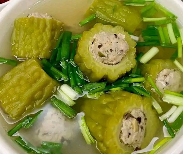 肉をかき混ぜた苦いマンゴーソースは、質の高い睡眠をサポートする料理の1つです。写真:キエウ・ヴー