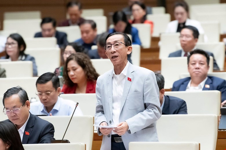 Dai bieu Tran Hoang Ngan de xuat nang luong, nang phu cap giao vien ngay tu nam 2026 va cam ket thuc hien lau dai, ben vung. Anh: Quochoi.vn 