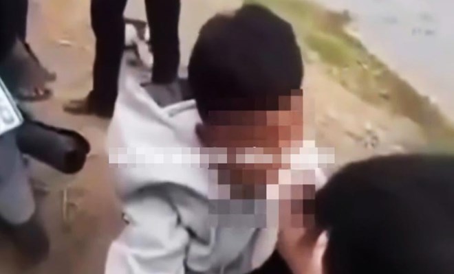 Viec lan truyen clip nam sinh bi danh tiem an nguy co tac dong tieu cuc den tam ly, doi song hoc sinh. Anh chup tu video clip